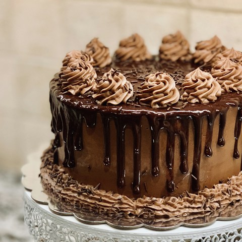 Chocoladetaart met glazuur en feestelijke versiering